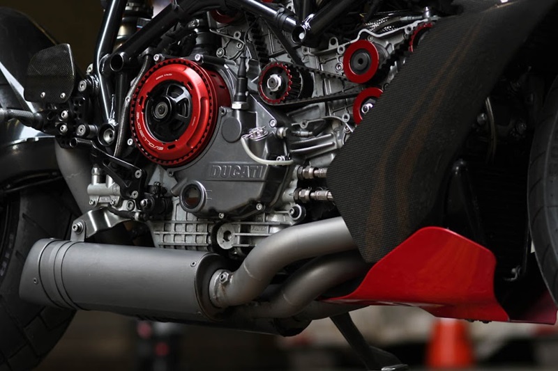 Стритфайтер Ducati 749