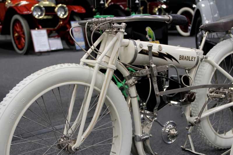 Старинный мотоцикл Lightning Bradley 1908