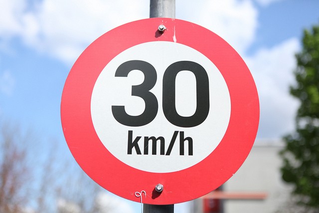 В Париже хотят снизить максимально допустимую скорость до 30 км/ч