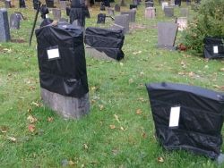 Норвежцам напомнили о сроке аренды могил темными пакетами