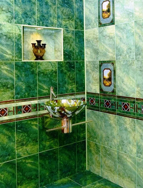 вставка плиток иной фактуры или расцветки – удачный композиционный прием в дизайне ванной в классическом стиле