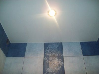 Пластиковый потолок в ванной: пошаговая инструкция с картинками  - тонкости выбора