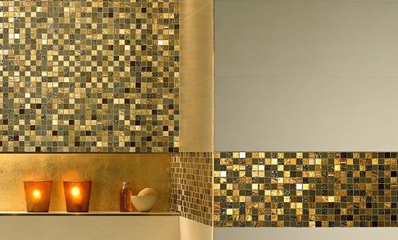 вставки декоративной мозаики делят ванну на зоны, визуально ее расширяя