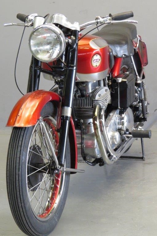 Старинный мотоцикл Ariel Square Four MK2 1955