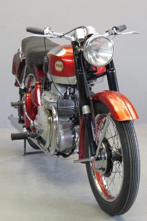 Старинный мотоцикл Ariel Square Four MK2 1955