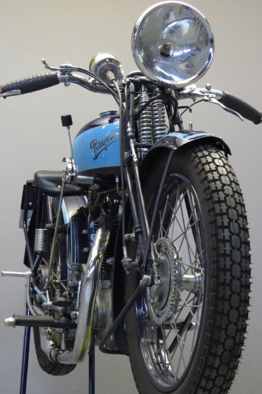Старинный мотоцикл Raymo