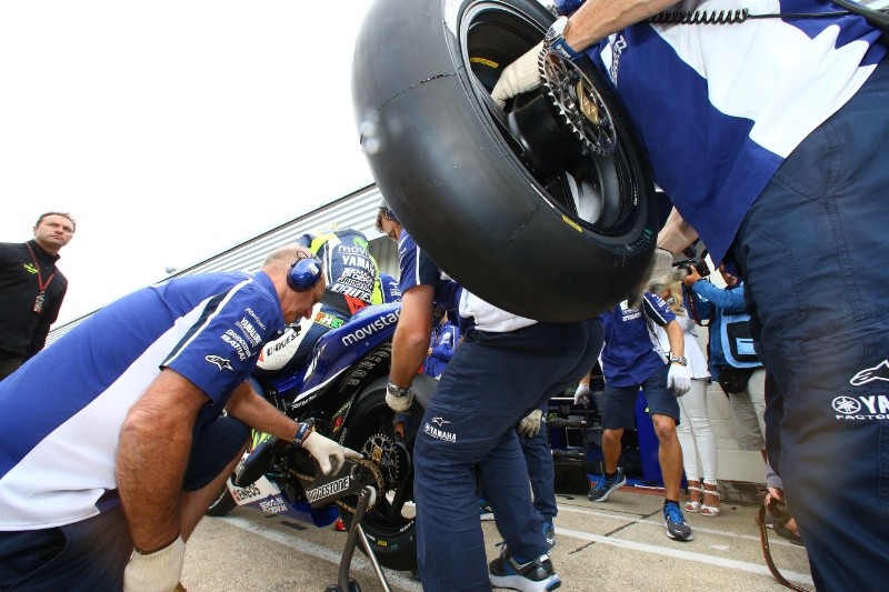Гонщики MotoGP испытают новую резину Michelin на предсезонных тестах в Сепанге