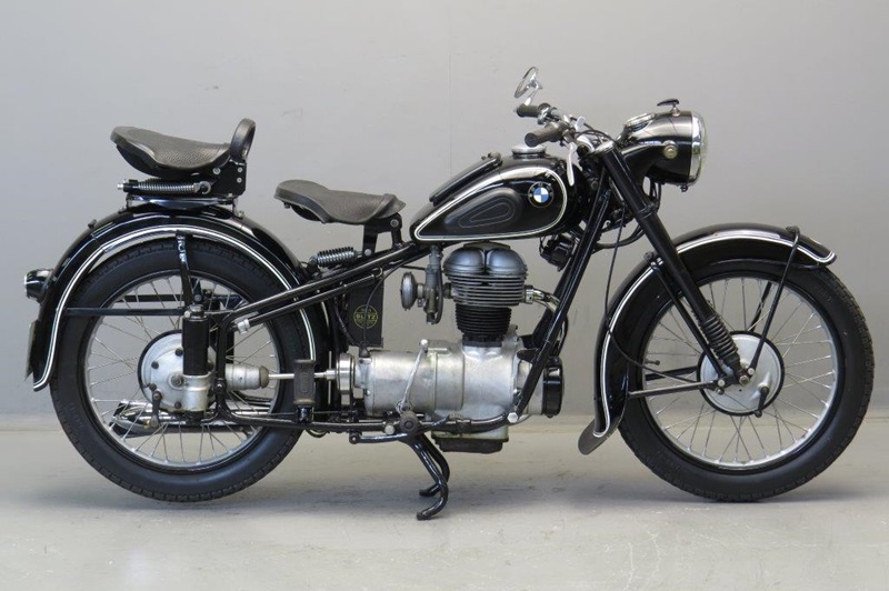 Старинный мотоцикл BMW R25/2 1951