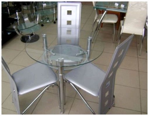 Стеклянный кухонный стол