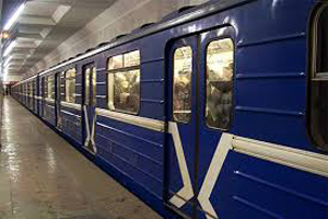 На станции метро "Кунцевщина" на рельсы упал мужчина