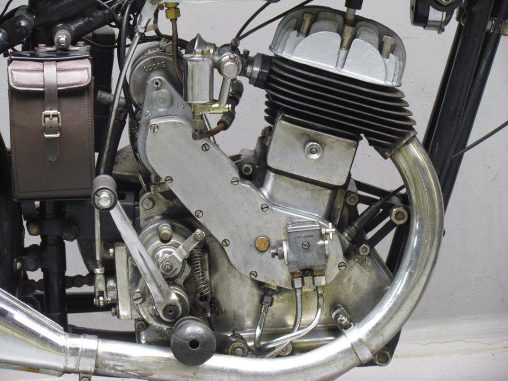 Старинный мотоцикл New Imperial M80 1935