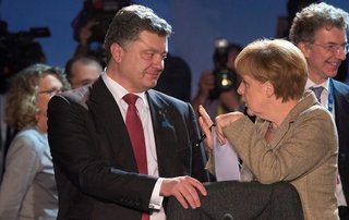 Порошенко обсудил с Меркель помощь МВФ