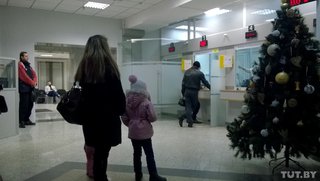 Нацбанк: белорусы продолжают нести валюту в обменники