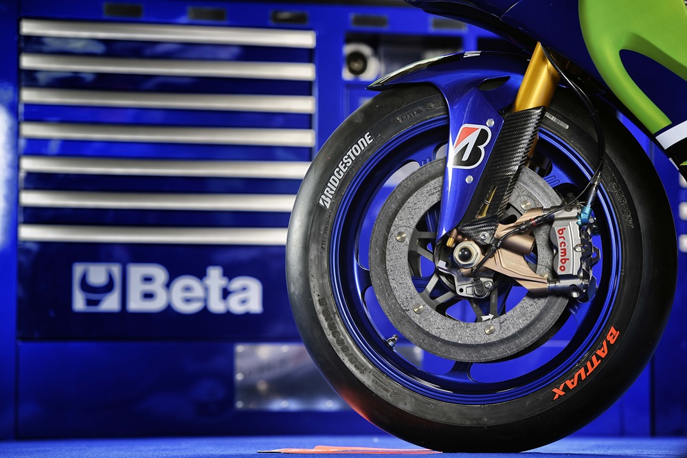 Прототип Yamaha YZR-M1 2015 и команда Yamaha Movistar (66 фото)